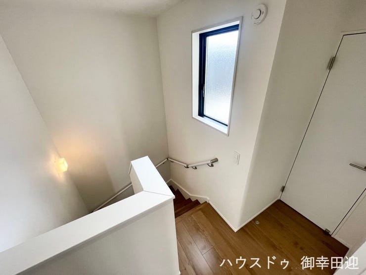 ■暮らしを繋ぐ、明るい動線■採光窓から光が差し込み、足元を優しく照らす。安全で快適な、家族の生活を支える縦の繋がりです。