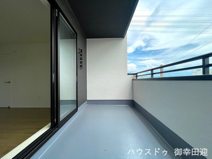 ■空の下の開放的な特等席■日光浴や読書、外の空気を感じながらリフレッシュ。暮らしを豊かにする、もう一つの心地よい空間です。