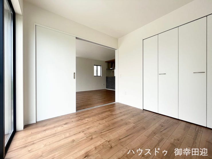■1階4.5帖洋室■ゲストをもてなし、昼寝や家事にも使える、心地よい多目的万能スペース。