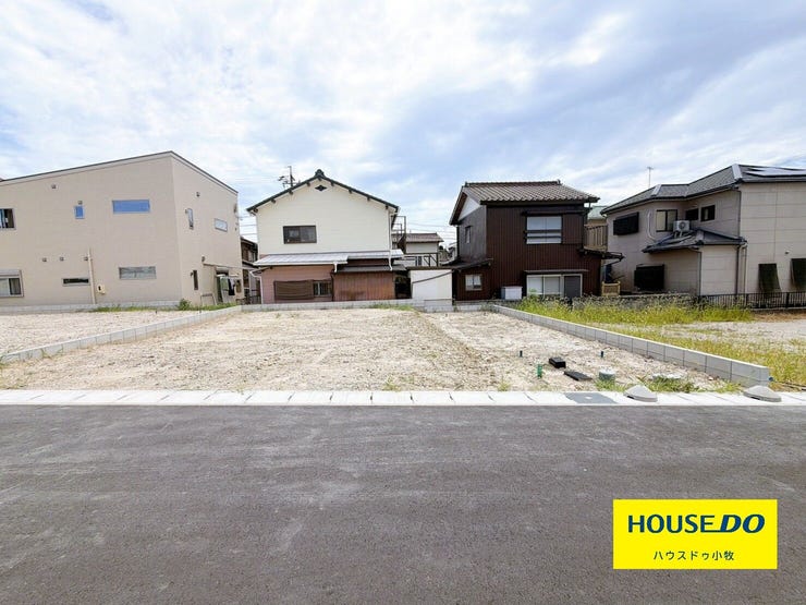 【外観】
【小牧市本庄第8 1号棟】
構造の安定・劣化の軽減・維持管理更新への配慮・空気環境の4分野で住宅性能表示制度の最高等級を取得!
2台分の駐車場も完備!
好価格だけでなく品質にも拘っています!