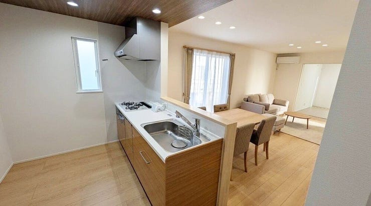 おしゃれな下がり天井が魅力的なキッチンを中心に、ご家族団らんの時間が生まれます!
※同施工会社の物件イメージ写真です。