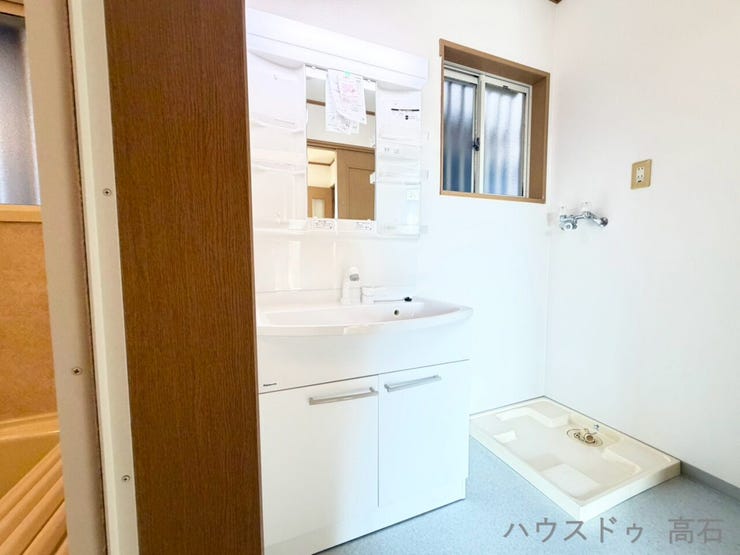 ゆとりのある洗面所は、ご家族での使用にも便利で、朝の身支度もスムーズに行える快適な空間です。
