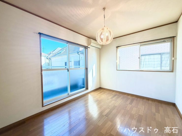 6畳洋室①
大きな窓から明るい光が差し込む洋室。