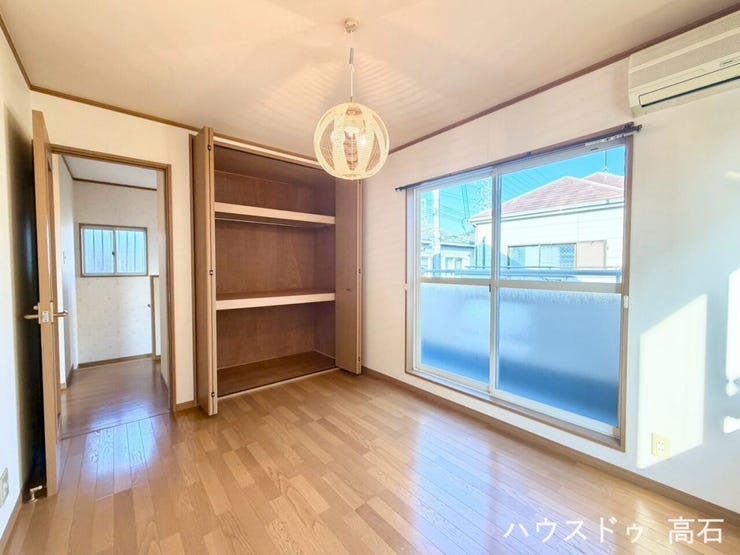 6畳洋室①
クローゼット付きで収納も確保され、主寝室として快適にお使いいただけます。