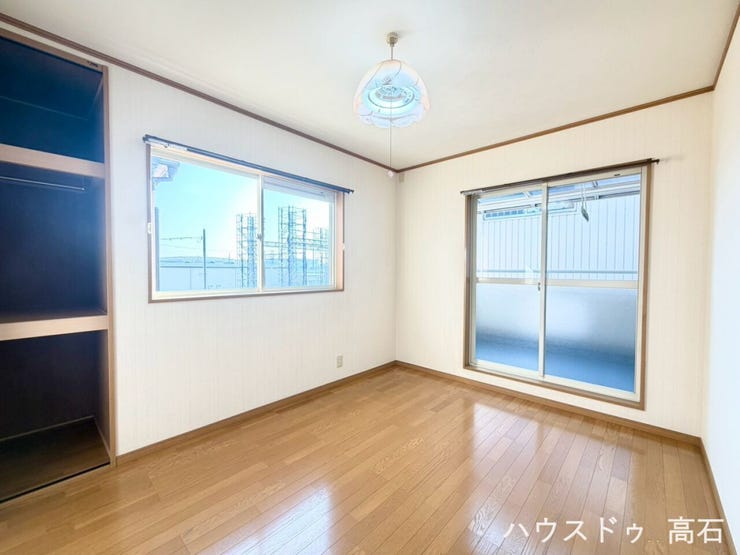 6畳洋室②
採光の良い明るい洋室。お子さまの部屋や主寝室など家族構成に合わせて使いやすい空間です。