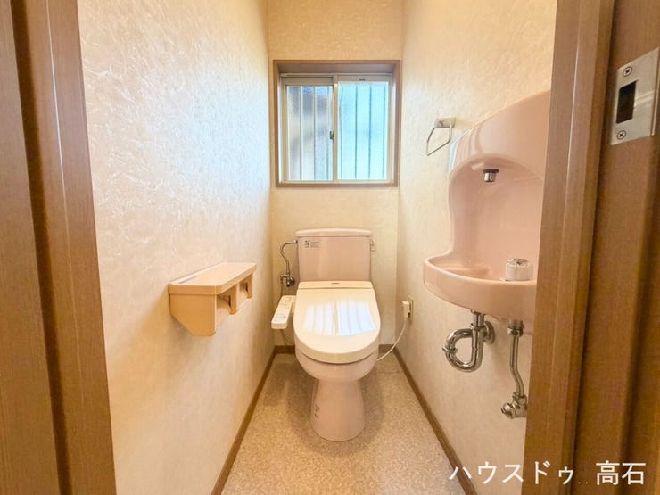2階トイレ
2階にもトイレがあるため、忙しい朝の準備時間でも家族で重なることなくスムーズに利用できます。