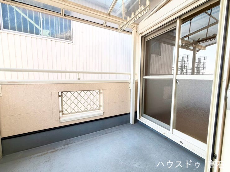 広さのあるバルコニーは日当たりも良く、ご家族の洗濯物もたっぷり干せる便利なスペース。