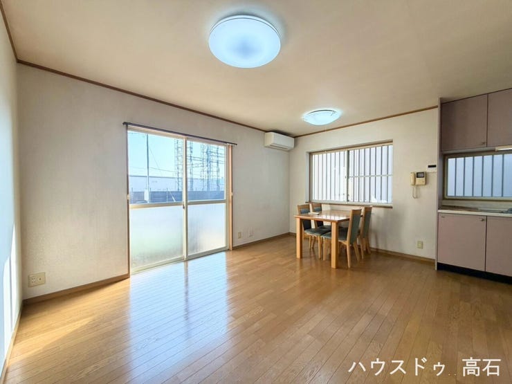 窓から自然光が差し込む、明るく開放感のあるリビングです。