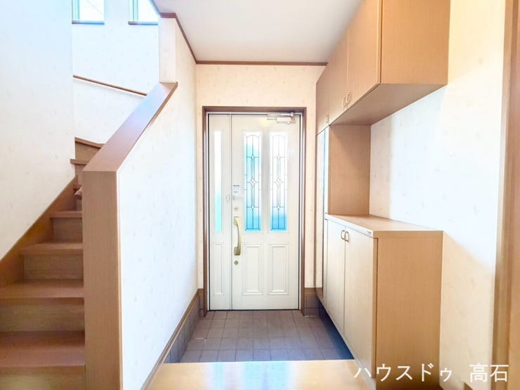 靴収納を備えた玄関で、ご家族の靴もすっきり整理可能。生活感を抑え、清潔感のある空間を保てます。