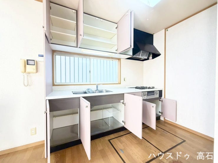収納豊富なシステムキッチンで、キッチン周りをすっきり保てます。