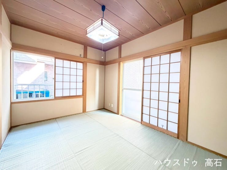 大きな窓からは、明るい自然光がたっぷりと差し込み、部屋全体を優しく照らします。
