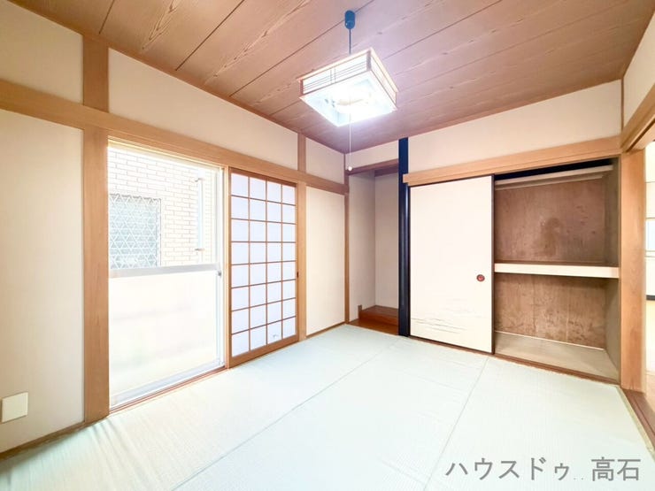 奥行きと高さのある大きな押入れを完備。