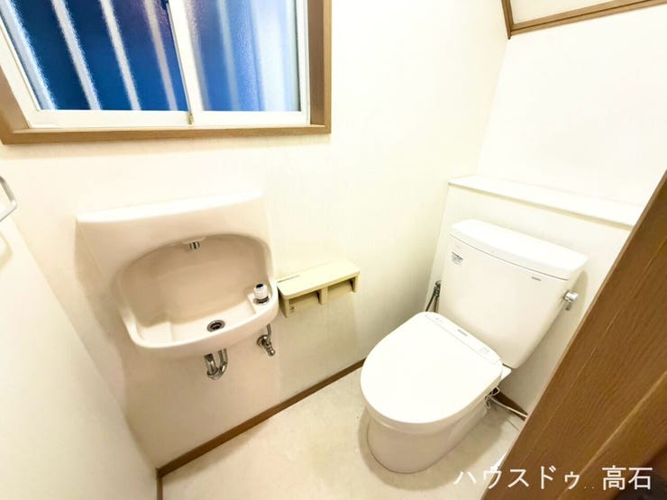 1階トイレ
小窓付きで清潔感のあるトイレ。