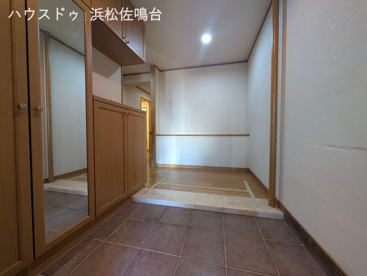 ゲストからお部屋の奥が見えない設計の玄関。