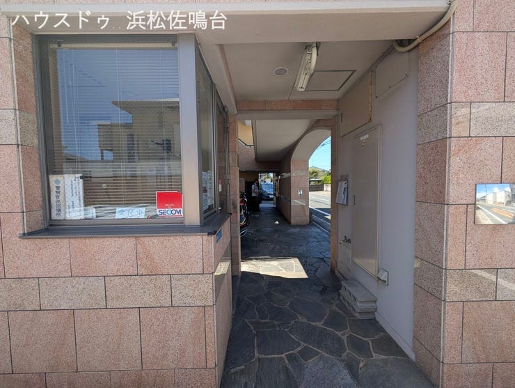 管理人室が出入口にございます。セコム導入済マンション。