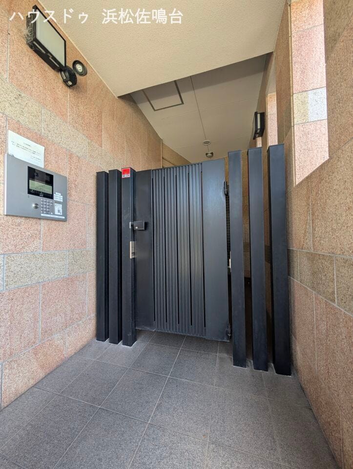 戸建風エントランスが3ヵ所。お部屋によって導線が分散されており、混み合うことが有りません。オートロック対応。