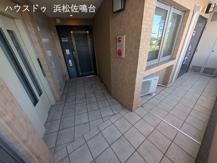 全28戸ですがエレベーター3基の贅沢。1フロア2部屋分で1基が基本となり、昇降にお待たせすることが有りません。