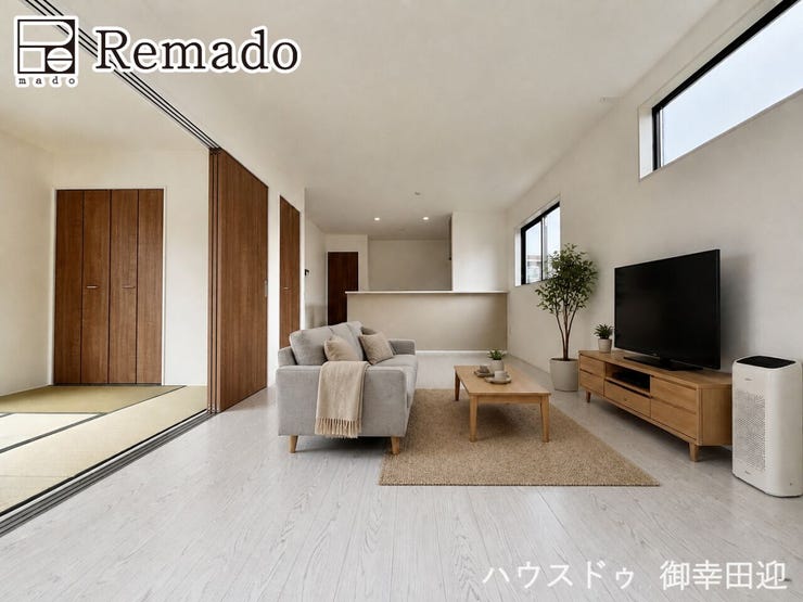 【リビング】
■家族の笑顔が集う中心地■お気に入りの家具を迎え、窓からは心地の良い光が差し込みます。※CGで家具を配置しています。