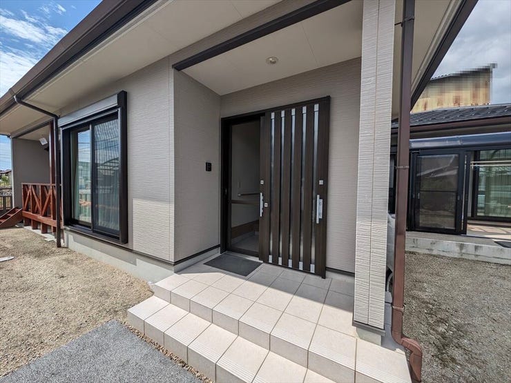 屋根付きエントランスなので、雨の日でも濡れにくく、快適に出入りできます。