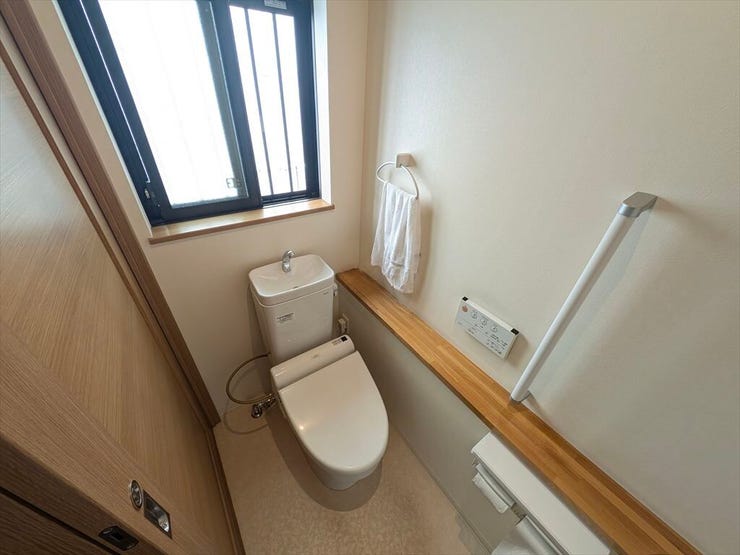 ウォシュレット機能付きトイレです♪
てすりに加えて、タオルリングやペーパーホルダーも完備です♪