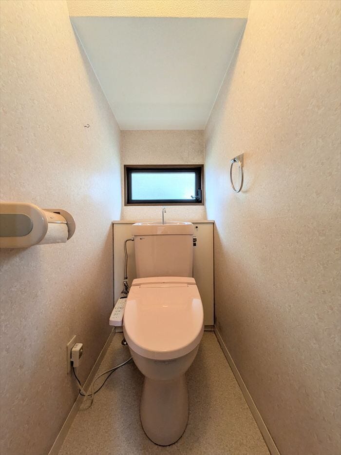 トイレには快適な温水洗浄便座付き
