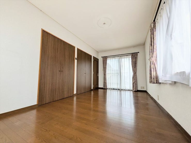 バルコニーに繋がる大きな窓があり、とても明るいお部屋です