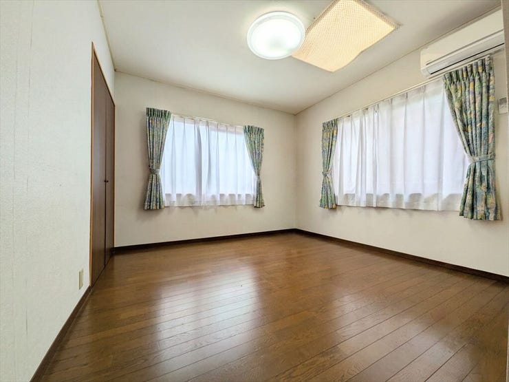 2面採光で晴れの日の日中はいつも明るいお部屋です
