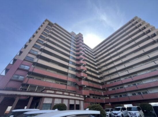【外観】
■外観■
落ち着いた雰囲気の外観で周辺の街並みに自然と馴染むマンションです
長く住み続けても飽きのこないシンプルな佇まいが魅力です