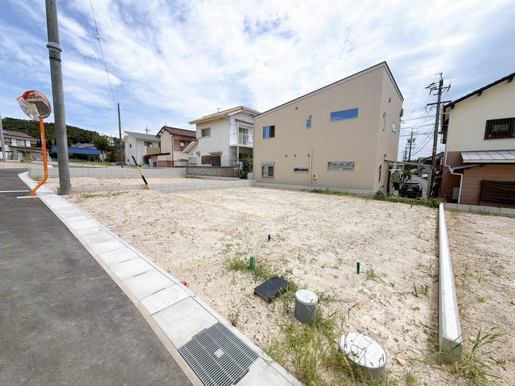 【西向きの土地】
西向きの土地は昼から夕方にかけて心地よい陽射しが差し込み、室内が明るく暖かく保てます♪
家族で過ごす夕方の時間に、照明の使用も抑えられるため電気代の節約にもつながります!