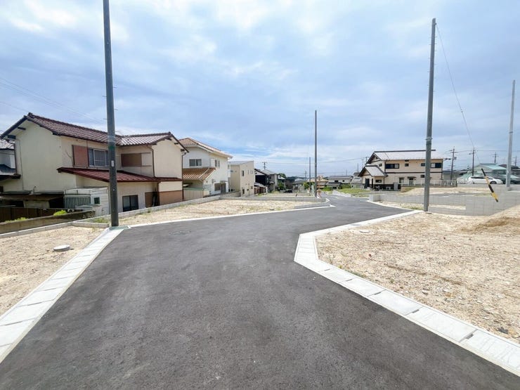 【前面道路】
前面道路が広いため大きな車の方でも車の出し入れがしやすく、駐車もスムーズ♪
見通しが良いため安全性も高まります!
お子さまのいるご家庭でも安心して暮らせる快適な住環境です!
