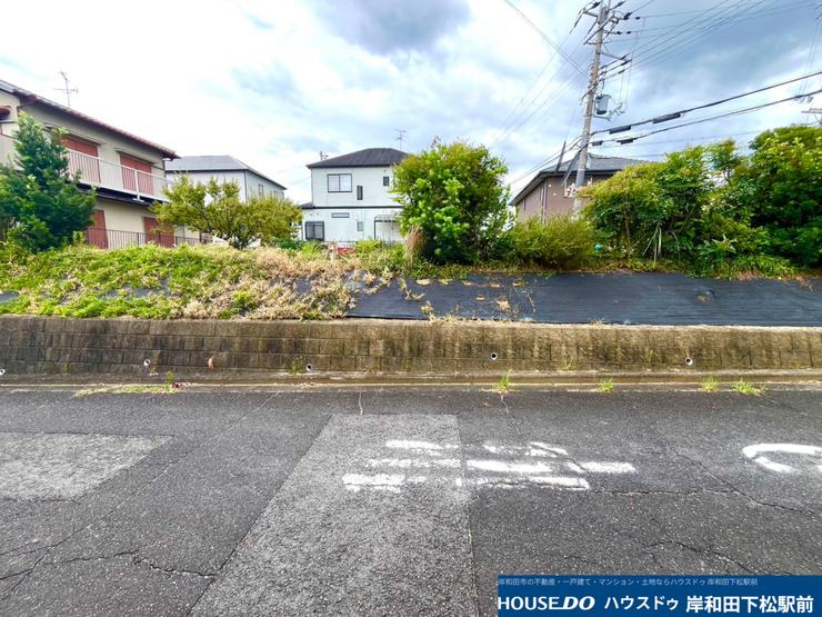 すっきりと舗装された広い前面道路と、綺麗に整えられた擁壁の上の現地です。周辺は落ち着いた住宅街となっており、日当たりも良好で理想のマイホームを建てるのに最適な環境です!