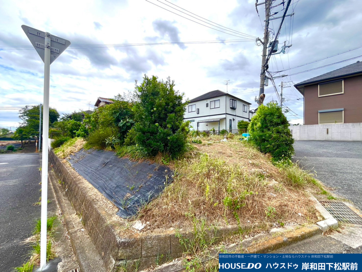 前面道路から見た現地の様子です。敷地境界には綺麗に手入れされた緑豊かな生垣があり、外部からの視線をやさしく遮ってくれます。落ち着いた住宅街に位置し、穏やかな新生活が叶う環境です!