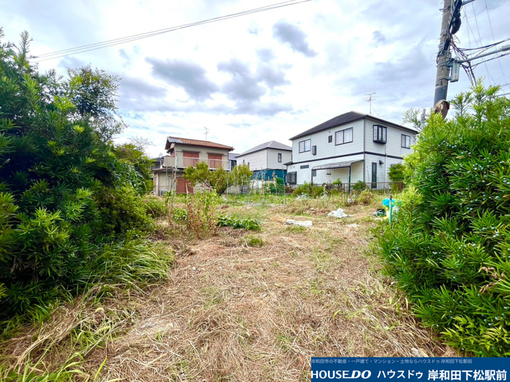 見通しが良くすっきりと整備された前面道路と、明るい陽光が差し込む現地の様子です。周囲は落ち着いた住宅街となっており、開放感のある穏やかな環境で新生活を始められます!