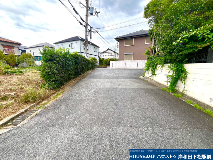 すっきりと舗装された歩きやすい前面道路と、落ち着いた住宅街の街並みです。周辺は交通量も少なく穏やかな環境が広がっており、毎日の生活や小さなお子様の通学にも安心です!