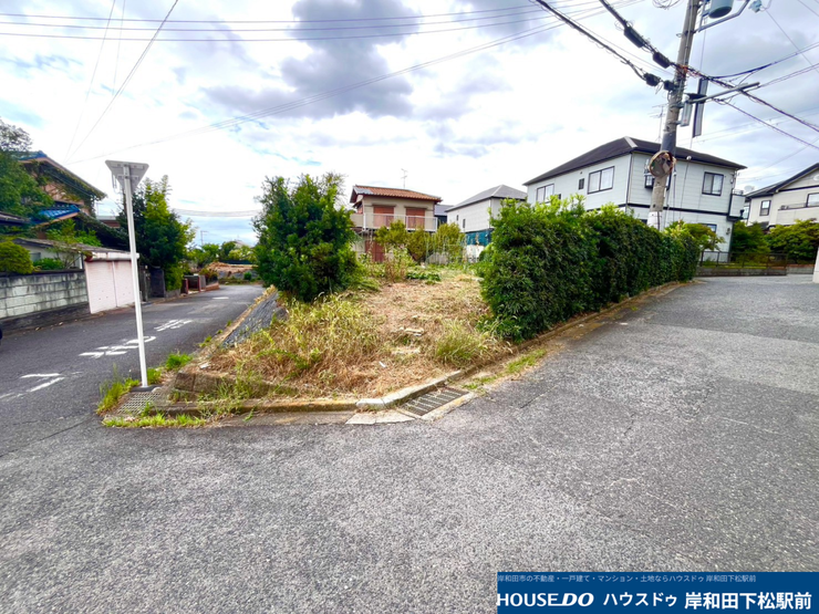 すっきりと舗装された前面道路と、開放感のある角地のような現地周辺の様子です。見通しが良く開放的な環境となっており、毎日の心地よい暮らしを叶えてくれるロケーションです!