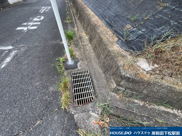 しっかり整備された側溝やグレーチング、すっきりと舗装された前面道路の様子です。雨の日でも安心の水はけが考慮されており、細部まで整えられた暮らしやすい住環境となっています!