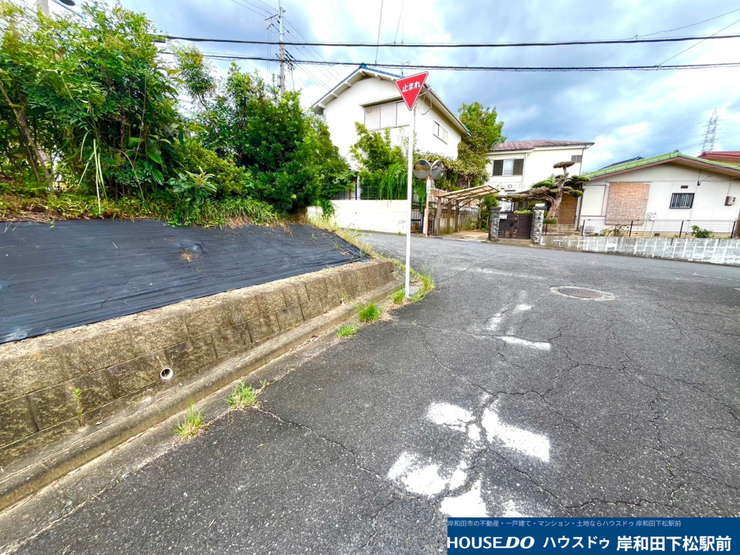 開放感のある角地に位置し、前面道路からの見通しも良好で、明るい陽光が差し込む心地よい住環境です。周囲は落ち着いた住宅街となっており、理想のマイホームを自由に建築していただけます!