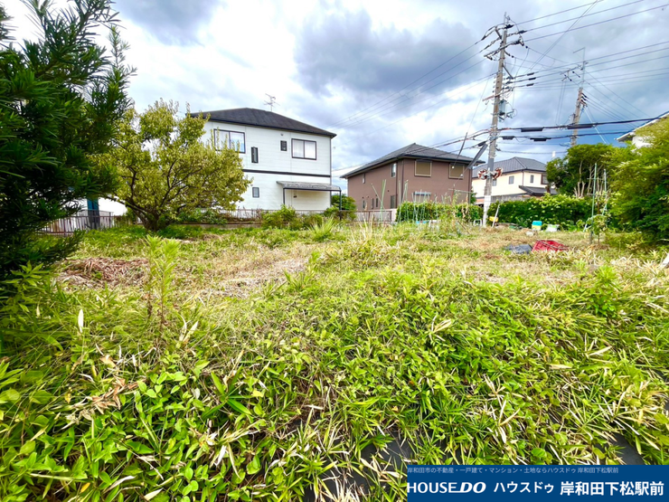 周辺に高い建物が少なく、青空が広がる開放感あふれる敷地内の様子です。たっぷりと陽光が差し込む日当たり良好な環境で、理想のマイホームをのびのびと建築していただけます!