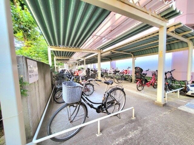 ★屋根付きの駐輪場ですので雨の日も安心。サドルが濡れる事も無いですね!