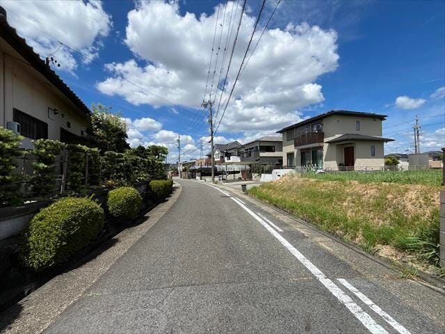 南側前面道路は、西方面への一方通行ということもあり、車の通りも多くなく駐車がしやすいです。