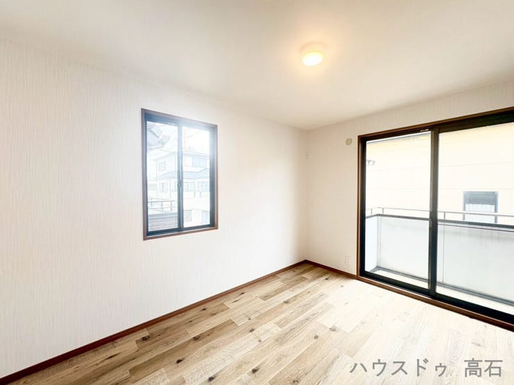 明るく清潔感のある洋室。寝室や子ども部屋など、ライフスタイルに合わせて多目的にご利用いただけます。