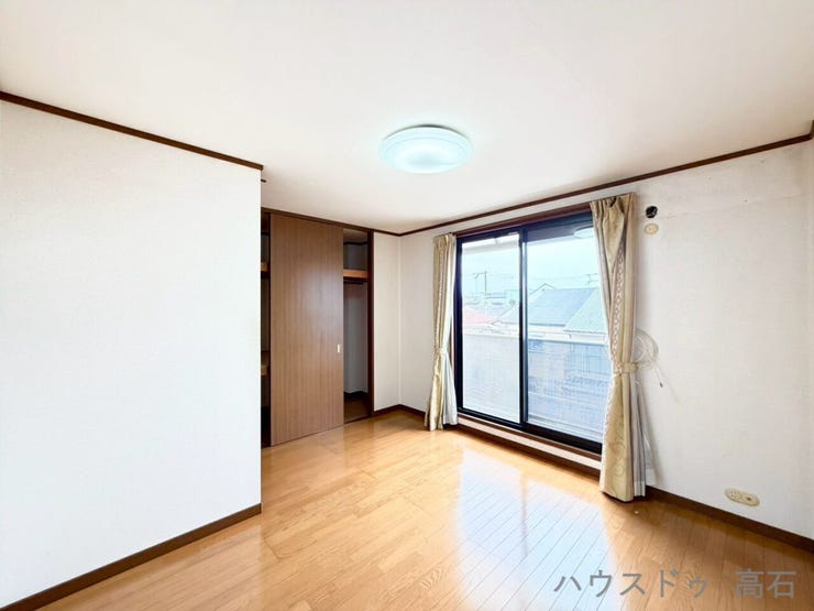 7.5畳洋室
バルコニーに面した開放的なお部屋。心地よい風を感じながら自分時間を満喫できます。
