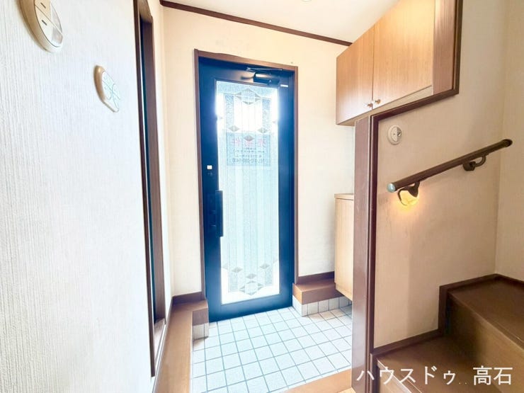 ドア中央に大きめの擦りガラスが施されており、プライバシーを守りながらも外の自然光をしっかり採り込める明るい空間になっています。