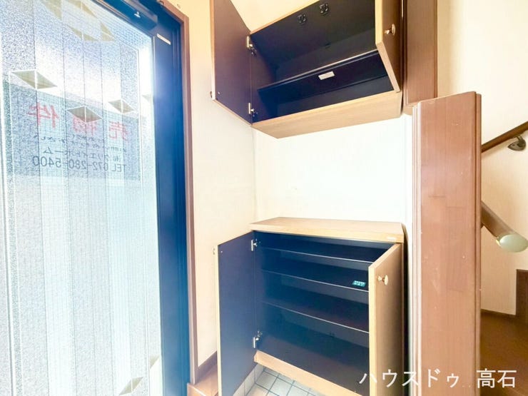 靴をたっぷり収納できる洗面横の玄関スペース。ご家族全員のシューズもすっきり整理でき、いつでも気持ちよくご家族やお客様をお迎えできる清潔感のある空間です。