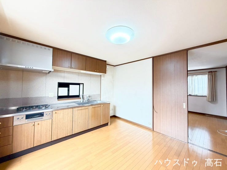 ご家族が自然と集まる快適空間。お食事の時間をゆったり過ごせ、家事動線もスムーズで毎日の暮らしを優しくサポートします。
