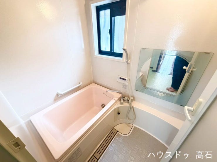 1階に位置する清潔感あふれるバスルーム。一日の疲れをゆったりと癒やせる快適な空間で、ご家族みんなのバスタイムをより心地よい時間にしてくれます。
