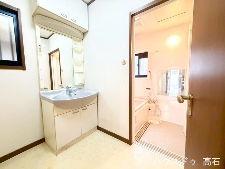 ゆとりのある洗面所は、ご家族での使用にも便利で、朝の身支度もスムーズに行える快適な空間です。