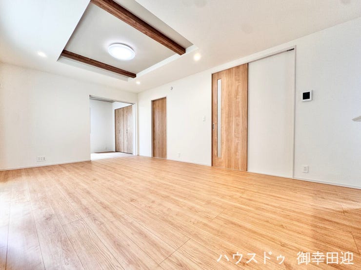 ■安らぎと笑顔の中心地■陽光が優しく降り注ぎ、会話が自然と弾む。ここでは、毎日が特別な時間へと変わります。