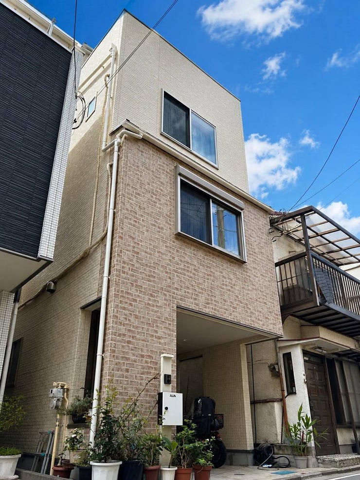 【外観】
築浅・2LDK+Sのファミリー向け物件。カースペース付で日々の生活も安心です♪