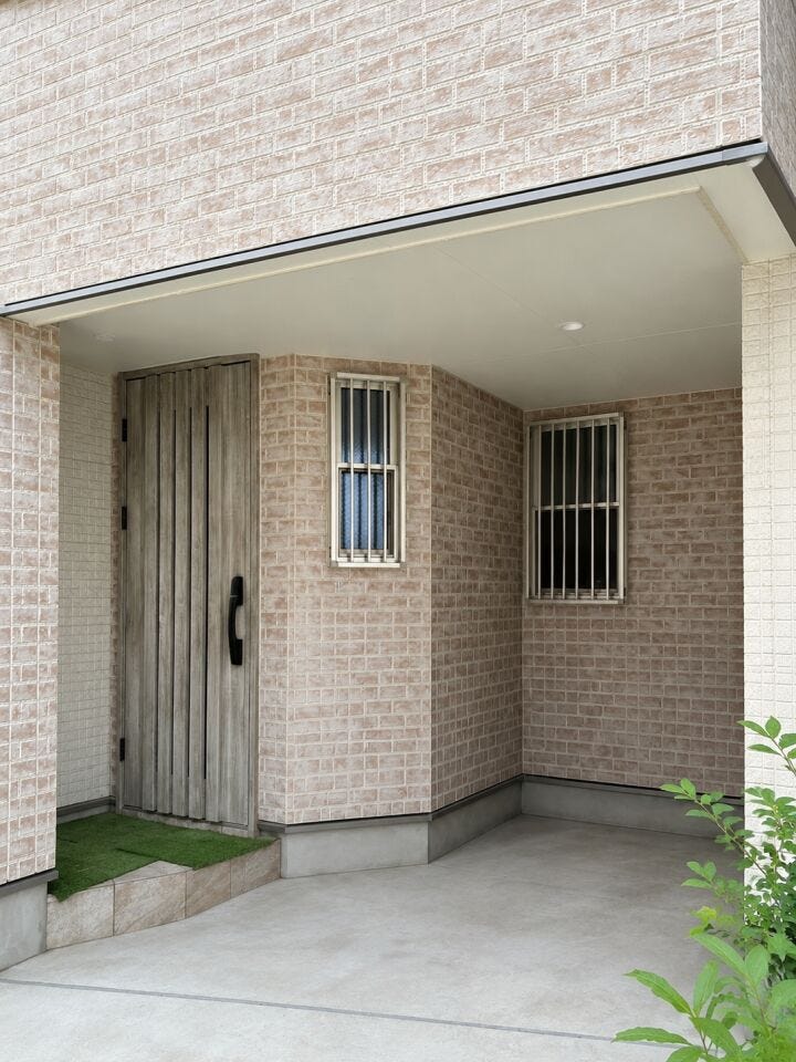 奥まった設計の玄関が、室内への視線を遮り、プライバシーにも配慮された住まいです。(※一部CG加工(自転車消去)を施しています。現況優先。)